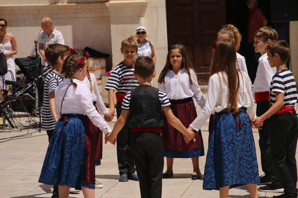 OŠ Zadarski otoci, učenici na Narodnom trgu