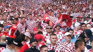 Nekoliko bijednih huligana baca baklje i topovski udar na utakmici između Hrvatske i Češke u Saint Etienneu. Photo: Sanjin Strukić/PIXSELL Nekoliko bijednih huligana baca baklje i topovski udar na utakmici između Hrvatske i Češke u Saint Etienneu. Photo: Sanjin Strukić/PIXSELL