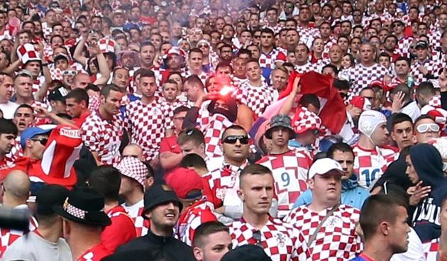 Nekoliko bijednih huligana baca baklje i topovski udar na utakmici između Hrvatske i Češke u Saint Etienneu. Photo: Sanjin Strukić/PIXSELL