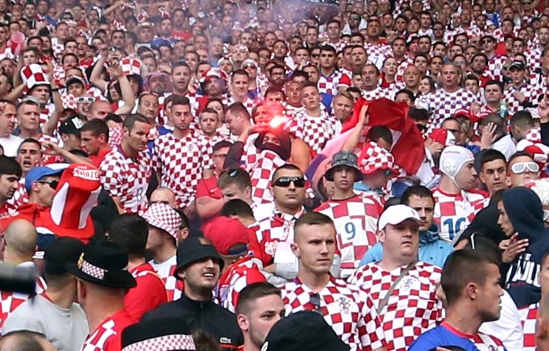 Nekoliko bijednih huligana baca baklje i topovski udar na utakmici između Hrvatske i Češke u Saint Etienneu. Photo: Sanjin Strukić/PIXSELL Nekoliko bijednih huligana baca baklje i topovski udar na utakmici između Hrvatske i Češke u Saint Etienneu. Photo: Sanjin Strukić/PIXSELL