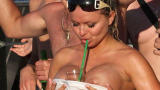 Novalja, Zrce, 200709. 
Klub Aquarius, Party Arena. 
Sto zbog UV zracenja sto zbog glazbom stvorene dobre atmosfere u zrcanskom klubu Aquarius, u partyjanerskoj areni za After beach Partyje, kod pojedinih zena dolazi do iznenadne pojave skidanja grudnjaka