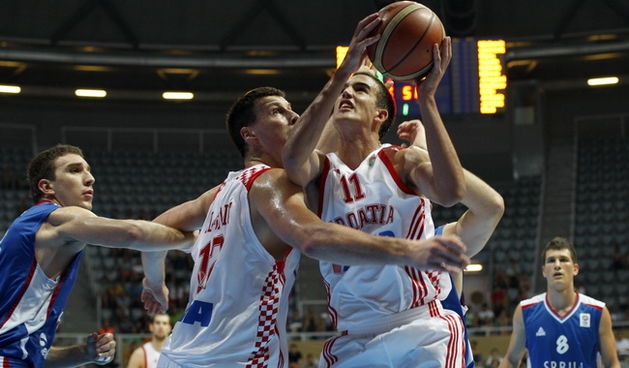 Zadar, 160710. Dvorana Kresimira Cosica U20 europsko prvenstvo u kosarci. Kosarkaska utakmica Hrvatska – Srbija.  Na slici igrac Hrvatske Ivan Batur (bijeli) i Darko Planinic (lijevo) Foto: Jure Miskovic / CROPIX