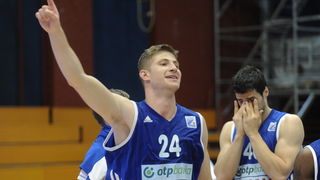 Zagreb, 080512.
Dvorana OS u Trnskom.
Kosarkaska A1 liga za prvaka, 13. kolo.
KK Zagreb – KK Zadar.
Na fotografiji: Karlo Vragovic, slavlje KK Zadar za osvojeno 4-to mjesto.
Foto: Damir Krajac / CROPIX Zagreb, 080512.
Dvorana OS u Trnskom.
Kosarkaska A1 liga za prvaka, 13. kolo.
KK Zagreb – KK Zadar.
Na fotografiji: Karlo Vragovic, slavlje KK Zadar za osvojeno 4-to mjesto.
Foto: Damir Krajac / CROPIX