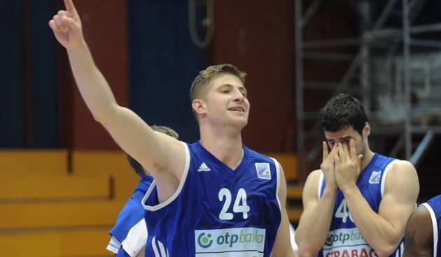 Zagreb, 080512.
Dvorana OS u Trnskom. 
Kosarkaska A1 liga za prvaka, 13. kolo.
KK Zagreb – KK Zadar.
Na fotografiji: Karlo Vragovic,  slavlje KK Zadar za osvojeno 4-to mjesto.
Foto: Damir Krajac / CROPIX