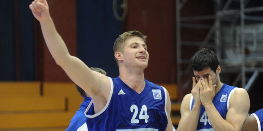 Zagreb, 080512.
Dvorana OS u Trnskom. 
Kosarkaska A1 liga za prvaka, 13. kolo.
KK Zagreb – KK Zadar.
Na fotografiji: Karlo Vragovic,  slavlje KK Zadar za osvojeno 4-to mjesto.
Foto: Damir Krajac / CROPIX