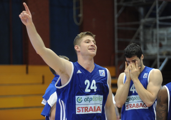 Zagreb, 080512.
Dvorana OS u Trnskom.
Kosarkaska A1 liga za prvaka, 13. kolo.
KK Zagreb – KK Zadar.
Na fotografiji: Karlo Vragovic, slavlje KK Zadar za osvojeno 4-to mjesto.
Foto: Damir Krajac / CROPIX Zagreb, 080512.
Dvorana OS u Trnskom.
Kosarkaska A1 liga za prvaka, 13. kolo.
KK Zagreb – KK Zadar.
Na fotografiji: Karlo Vragovic, slavlje KK Zadar za osvojeno 4-to mjesto.
Foto: Damir Krajac / CROPIX