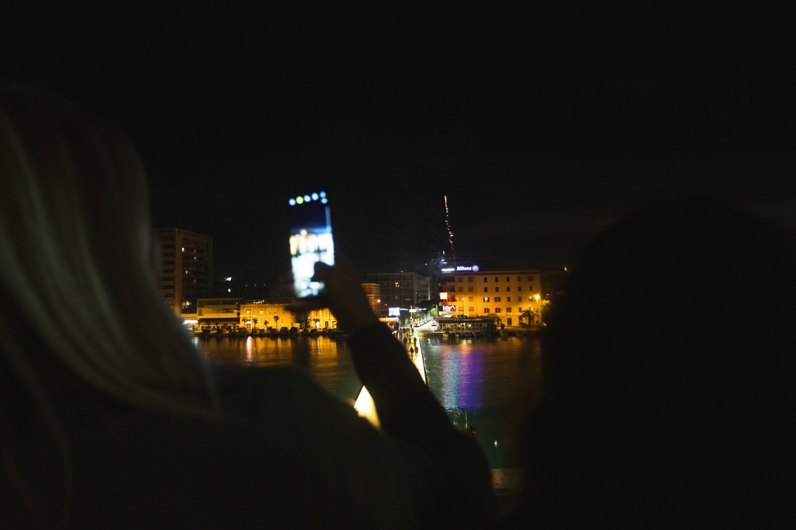 Građani na ulicama Zadra poštujući mjere dočekali 2021. godinu