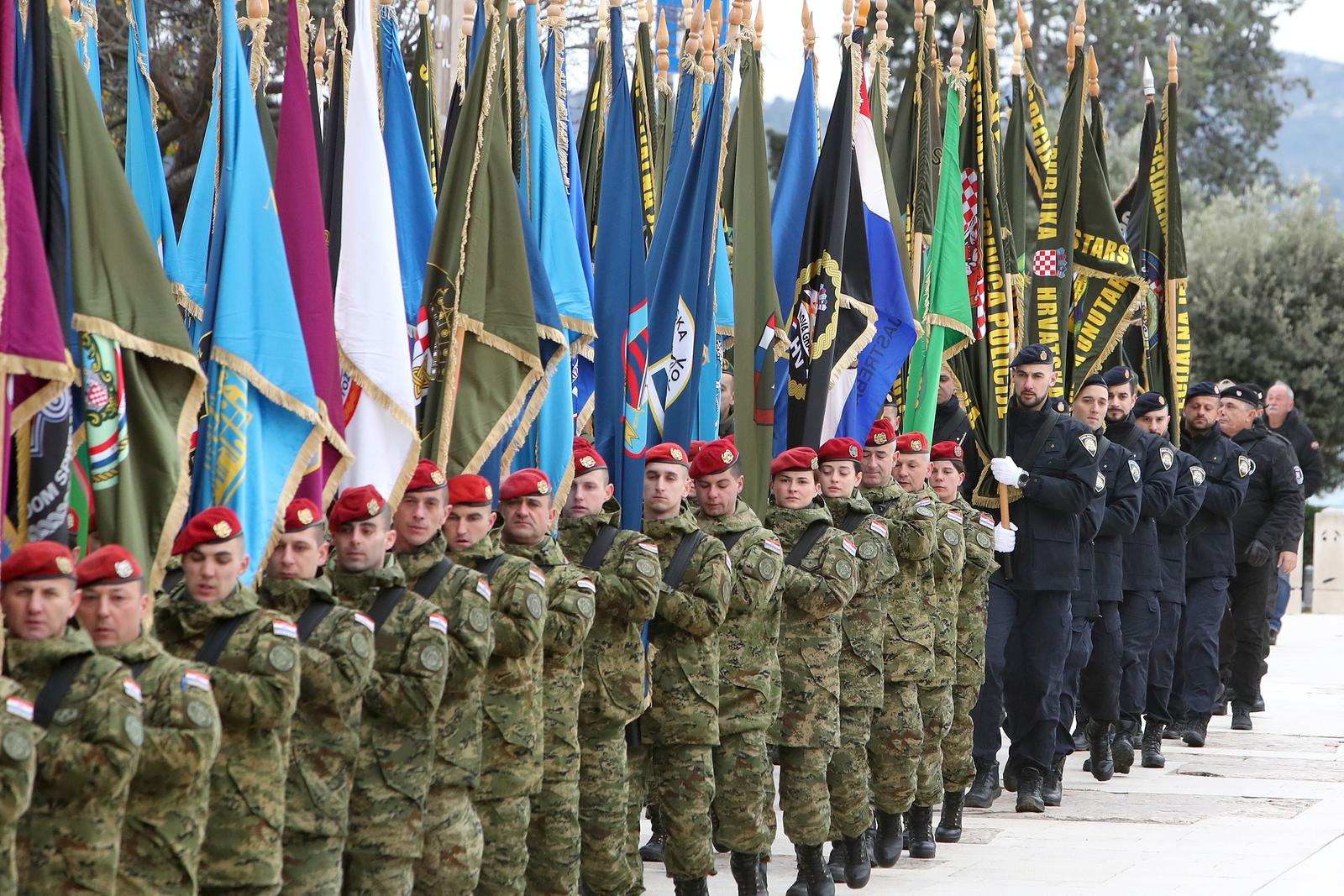 Mimohod pripadnika OSRH i MUP-a s ratnim zastavama povodom 30. obljetnice VRO Maslenica Mimohod pripadnika OSRH i MUP-a s ratnim zastavama povodom 30. obljetnice VRO Maslenica