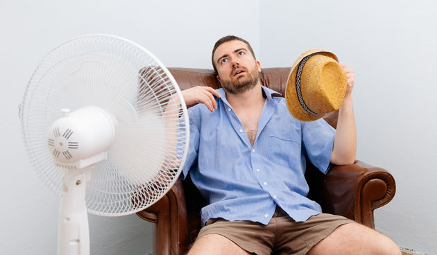 Ukoliko imate ventilator, ispred njega stavite posudu s ledenom vodom. Ovaj mehanizam oponašat će klimu