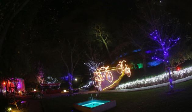 Perivoj Jelene Madijevke na trgu Pet bunara dobio je novo bozicno ruho. Photo: Filip Brala/PIXSELL