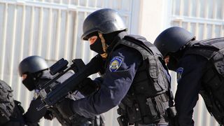 U prigodi Dana hrvatske policije i njihovog zaštitnika Sv.Mihovila danas je u PU Zadarskoj održana prigodna svečanost.U nastavku svečanosti, pokaznu vježbu samoobrane izveli su pripadnici interventne jedinice PU Zadarske te su podijeljena priznanja nagrađ U prigodi Dana hrvatske policije i njihovog zaštitnika Sv.Mihovila danas je u PU Zadarskoj održana prigodna svečanost.U nastavku svečanosti, pokaznu vježbu samoobrane izveli su pripadnici interventne jedinice PU Zadarske te su podijeljena priznanja nagrađ