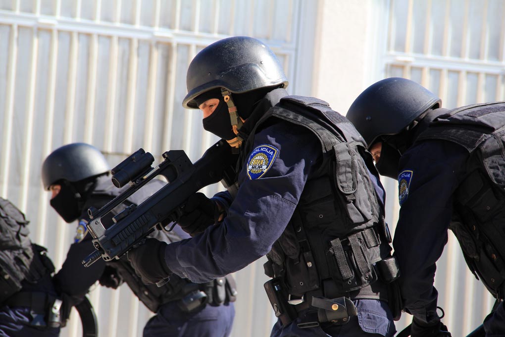 U prigodi Dana hrvatske policije i njihovog zaštitnika Sv.Mihovila danas je u PU Zadarskoj održana prigodna svečanost.U nastavku svečanosti, pokaznu vježbu samoobrane izveli su pripadnici interventne jedinice PU Zadarske te su podijeljena priznanja nagrađ U prigodi Dana hrvatske policije i njihovog zaštitnika Sv.Mihovila danas je u PU Zadarskoj održana prigodna svečanost.U nastavku svečanosti, pokaznu vježbu samoobrane izveli su pripadnici interventne jedinice PU Zadarske te su podijeljena priznanja nagrađ