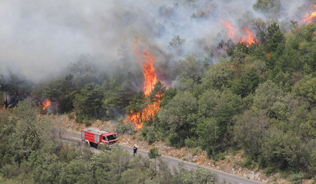 Selce, 230712.
Pozar koji je jutros zapoceo izmedju Novog Vinodolskog i Selca nosen jakom burom siri se prema Selcu i Crikvenici te je zahvatio i nekoliko kuca. Osim domacih vatrogasaca u pomoc su doskocili i vatrogasci iz Gorskog kotara i Rijeke. Jadrans