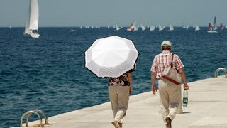 Zadar, 080711.
Za vrijeme podnevne setnje zadarskom rivom suncobran je korisno pomagalo.
Foto : Vladimir Ivanov / CROPIX Zadar, 080711.
Za vrijeme podnevne setnje zadarskom rivom suncobran je korisno pomagalo.
Foto : Vladimir Ivanov / CROPIX