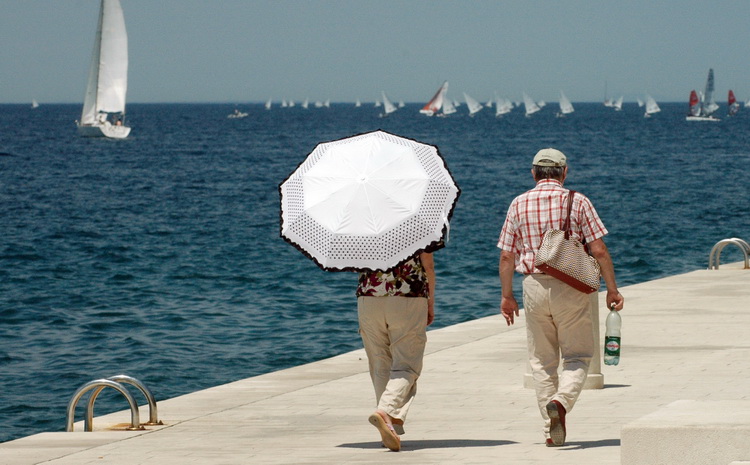 Zadar, 080711.
Za vrijeme podnevne setnje zadarskom rivom suncobran je korisno pomagalo.
Foto : Vladimir Ivanov / CROPIX Zadar, 080711.
Za vrijeme podnevne setnje zadarskom rivom suncobran je korisno pomagalo.
Foto : Vladimir Ivanov / CROPIX