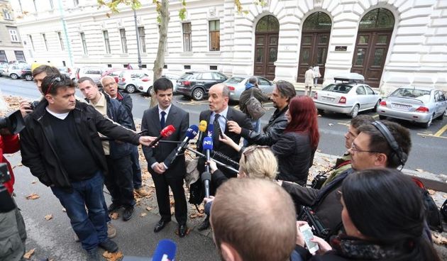 12.11.2014., Zagreb – Procelnik Ureda gradonacelnika Zagreba Miro Laco u patnji odvjetnika Jure Martinovica dao je izjavu za medije nakon sto je istrazni sudac Zdenko Posavec odbio je zahtjev Uskoka da mu se ponovno odredi pritvor. Photo: Dalibor Urukal