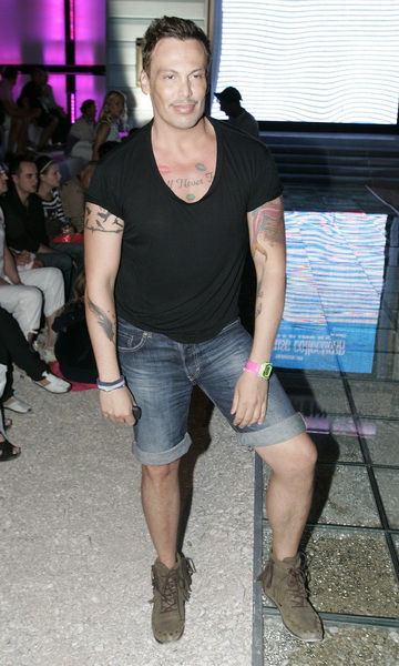 Bol, 010711.
Druga vecer Dove Fashion.hr revije na plazi Zlatni rad u Bolu.
Na slici: Neven Ciganovic.
Foto: Jakov Prkic / Cropix Bol, 010711.
Druga vecer Dove Fashion.hr revije na plazi Zlatni rad u Bolu.
Na slici: Neven Ciganovic.
Foto: Jakov Prkic / Cropix