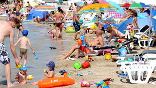 Zadar, 220811.
U turistickom  naselju Zaton u sklopu kojeg se nalazi i najveci autokamp u Hrvatskoj izuzetno su zadovoljni ovogodisnjom sezonom, broj gostiju u odnosu na druge godine je porastao za 7 posto. Trenutno se u naselju (kampu i apartmanima) nala