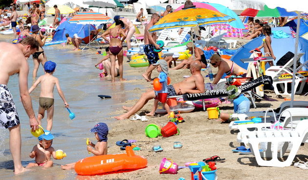 Zadar, 220811.
U turistickom  naselju Zaton u sklopu kojeg se nalazi i najveci autokamp u Hrvatskoj izuzetno su zadovoljni ovogodisnjom sezonom, broj gostiju u odnosu na druge godine je porastao za 7 posto. Trenutno se u naselju (kampu i apartmanima) nala