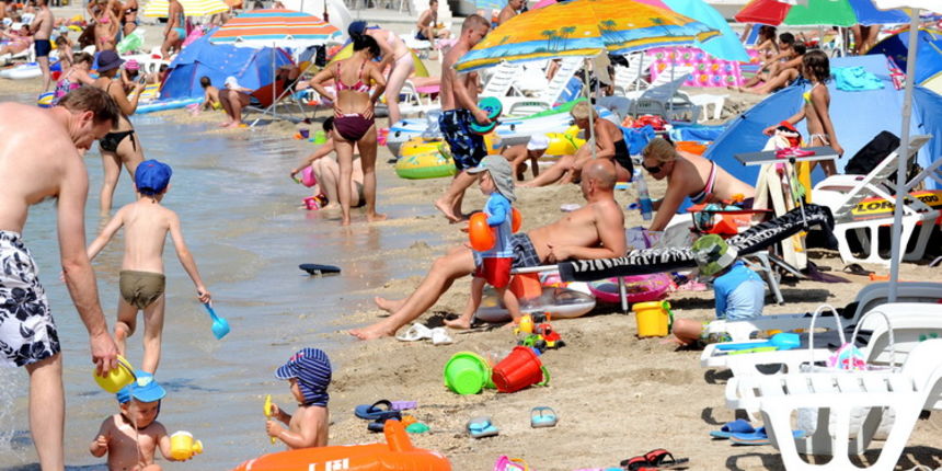 Zadar, 220811.
U turistickom naselju Zaton u sklopu kojeg se nalazi i najveci autokamp u Hrvatskoj izuzetno su zadovoljni ovogodisnjom sezonom, broj gostiju u odnosu na druge godine je porastao za 7 posto. Trenutno se u naselju (kampu i apartmanima) nala Zadar, 220811.
U turistickom naselju Zaton u sklopu kojeg se nalazi i najveci autokamp u Hrvatskoj izuzetno su zadovoljni ovogodisnjom sezonom, broj gostiju u odnosu na druge godine je porastao za 7 posto. Trenutno se u naselju (kampu i apartmanima) nala