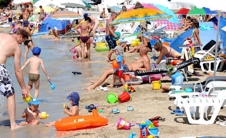 Zadar, 220811.
U turistickom  naselju Zaton u sklopu kojeg se nalazi i najveci autokamp u Hrvatskoj izuzetno su zadovoljni ovogodisnjom sezonom, broj gostiju u odnosu na druge godine je porastao za 7 posto. Trenutno se u naselju (kampu i apartmanima) nala