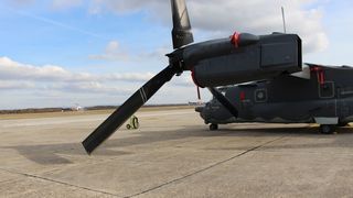 Djelatnici iz vojarne u Zemuniku obišli američke Osprey-e Djelatnici iz vojarne u Zemuniku obišli američke Osprey-e