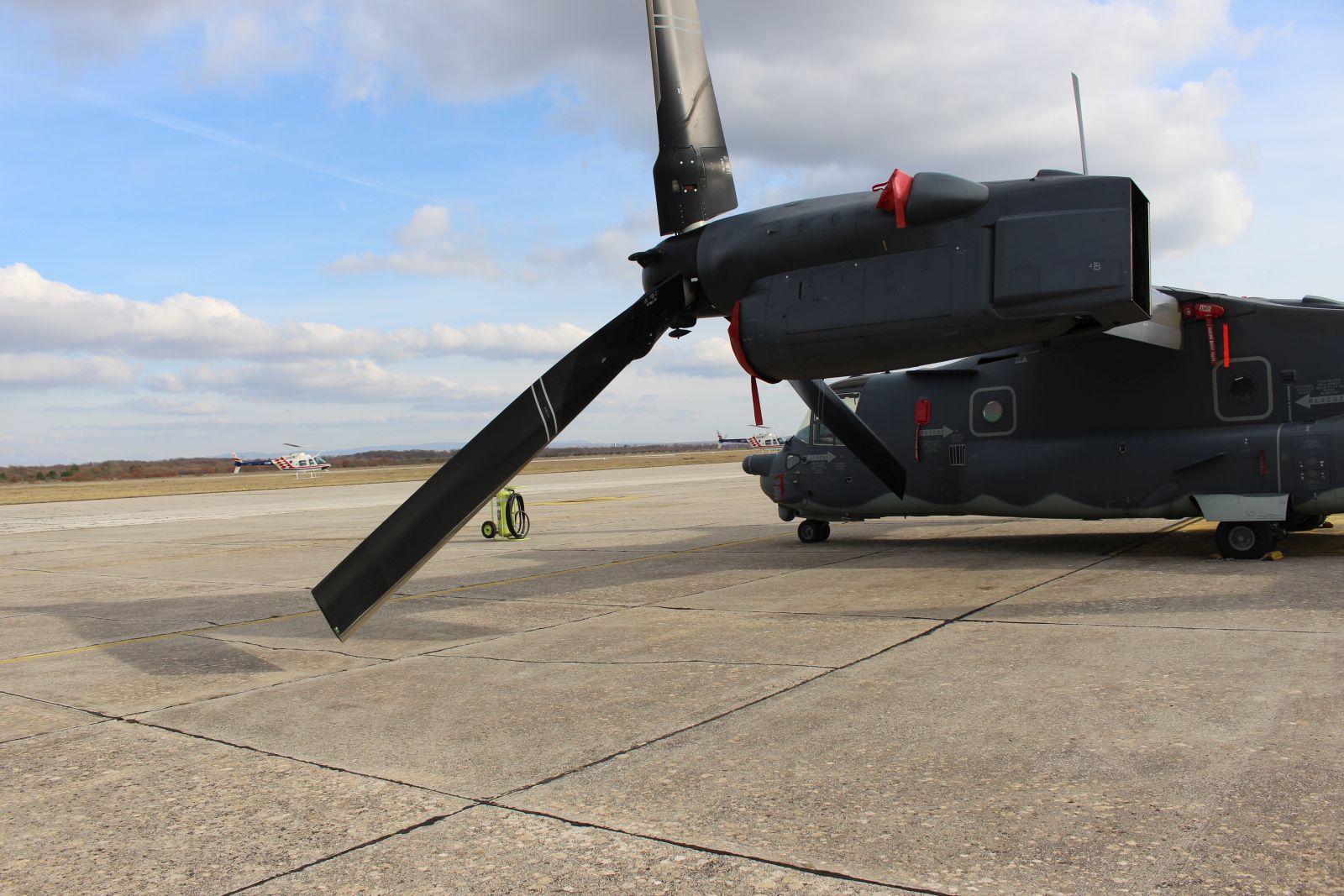 Djelatnici iz vojarne u Zemuniku obišli američke Osprey-e Djelatnici iz vojarne u Zemuniku obišli američke Osprey-e