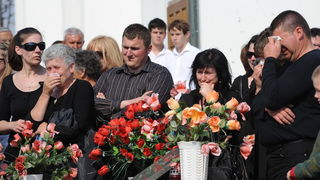 Povljana, 270410.
Vise tisuca Pazana i zitelja Zadarske i Licko – senjske zupanije okupilo se u Povljani na posljednjem ispracaju Martini Skodi (19), Anti Pogorilicu (21) i Marinu Orlicu (24) koji su tragicno izgubili zivot u prometnoj nesreci u nedjelju Povljana, 270410.
Vise tisuca Pazana i zitelja Zadarske i Licko – senjske zupanije okupilo se u Povljani na posljednjem ispracaju Martini Skodi (19), Anti Pogorilicu (21) i Marinu Orlicu (24) koji su tragicno izgubili zivot u prometnoj nesreci u nedjelju