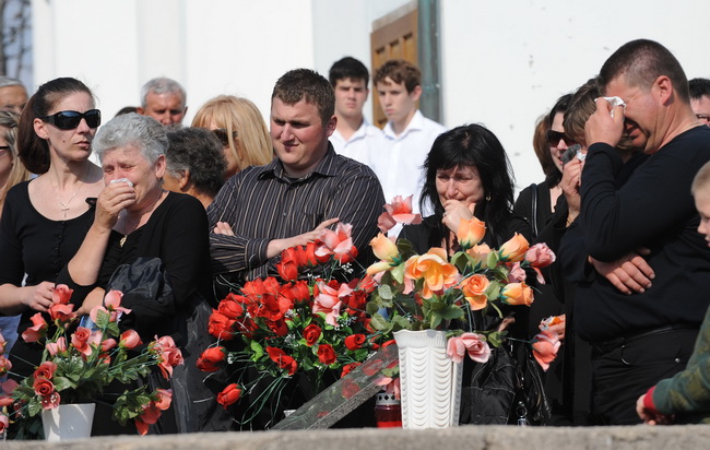 Povljana, 270410.
Vise tisuca Pazana i zitelja Zadarske i Licko – senjske zupanije okupilo se u Povljani na posljednjem ispracaju Martini Skodi (19), Anti Pogorilicu (21) i Marinu Orlicu (24) koji su tragicno izgubili zivot u prometnoj nesreci u nedjelju Povljana, 270410.
Vise tisuca Pazana i zitelja Zadarske i Licko – senjske zupanije okupilo se u Povljani na posljednjem ispracaju Martini Skodi (19), Anti Pogorilicu (21) i Marinu Orlicu (24) koji su tragicno izgubili zivot u prometnoj nesreci u nedjelju