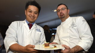 Restoran Foša: Chef Damr Tomljanović oduševio japanskog kolegu pripremom “dalmatinskog sushija” Restoran Foša: Chef Damr Tomljanović oduševio japanskog kolegu pripremom “dalmatinskog sushija”