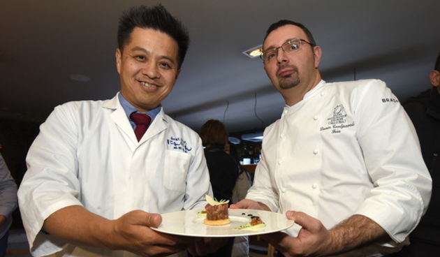 Restoran Foša: Chef Damr Tomljanović oduševio japanskog kolegu pripremom “dalmatinskog sushija”