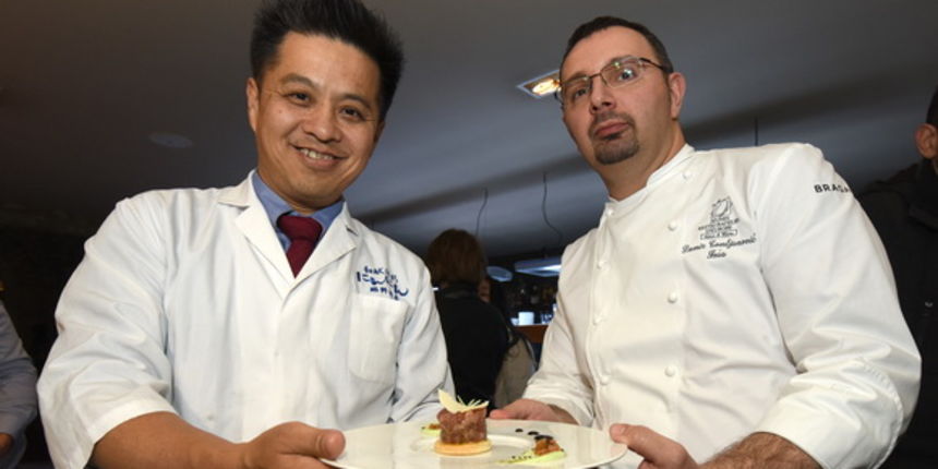 Restoran Foša: Chef Damr Tomljanović oduševio japanskog kolegu pripremom “dalmatinskog sushija” Restoran Foša: Chef Damr Tomljanović oduševio japanskog kolegu pripremom “dalmatinskog sushija”