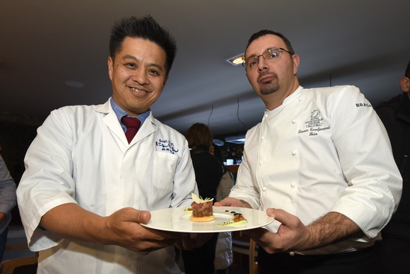 Restoran Foša: Chef Damr Tomljanović oduševio japanskog kolegu pripremom “dalmatinskog sushija” Restoran Foša: Chef Damr Tomljanović oduševio japanskog kolegu pripremom “dalmatinskog sushija”