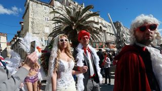 Splitski karneval: Vjenčanje Ave Karabatić i Ivana Pernara na splitskoj rivi
