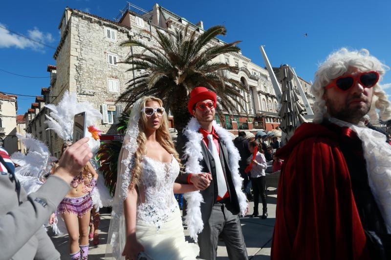 Splitski karneval: Vjenčanje Ave Karabatić i Ivana Pernara na splitskoj rivi
