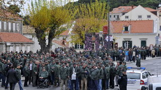 Dubrovnik, 061211.
Svecani mimohod i postrojavanje branitelja grada Dubrovnika iz 1991. godine na Stradunu u sklopu proslave dana Branitelja pred predsjednikom RH Ivom Josipovicem.
Na slici: okupljanje branitelja na Pilama.
Foto: Tonci Plazibat / CROPIX Dubrovnik, 061211.
Svecani mimohod i postrojavanje branitelja grada Dubrovnika iz 1991. godine na Stradunu u sklopu proslave dana Branitelja pred predsjednikom RH Ivom Josipovicem.
Na slici: okupljanje branitelja na Pilama.
Foto: Tonci Plazibat / CROPIX