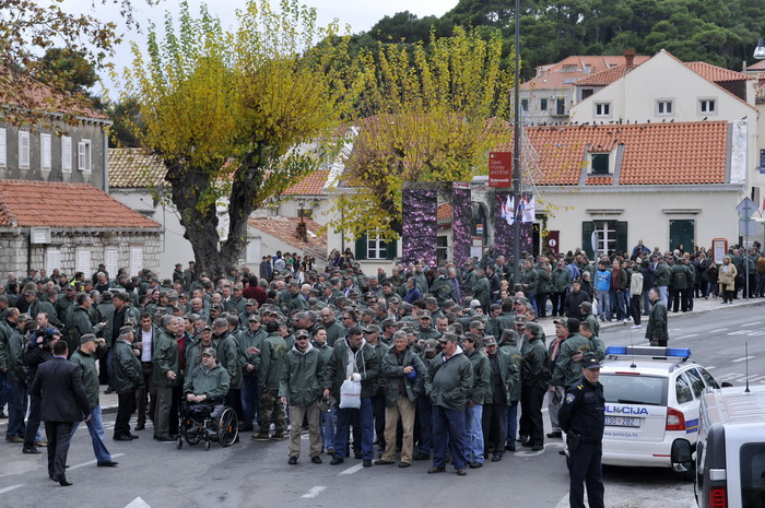 Dubrovnik, 061211.
Svecani mimohod i postrojavanje branitelja grada Dubrovnika iz 1991. godine na Stradunu u sklopu proslave dana Branitelja pred predsjednikom RH Ivom Josipovicem.
Na slici: okupljanje branitelja na Pilama.
Foto: Tonci Plazibat / CROPIX Dubrovnik, 061211.
Svecani mimohod i postrojavanje branitelja grada Dubrovnika iz 1991. godine na Stradunu u sklopu proslave dana Branitelja pred predsjednikom RH Ivom Josipovicem.
Na slici: okupljanje branitelja na Pilama.
Foto: Tonci Plazibat / CROPIX