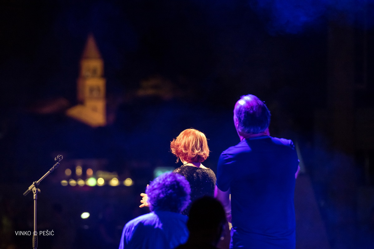 Zorica Kondža i klapa Cambi @ bazen Ilirije u Biogradu