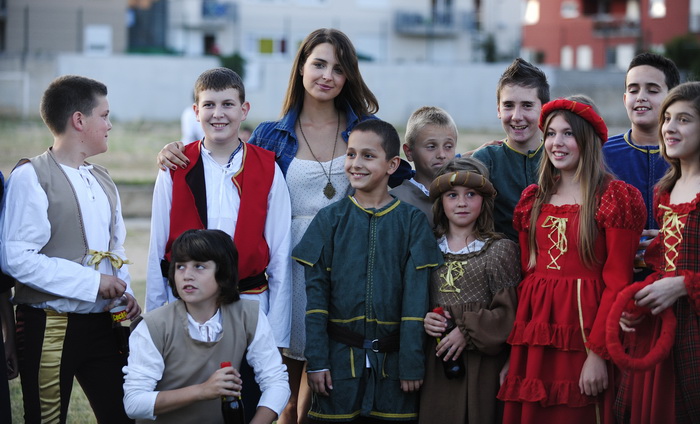 Sibenik, 030612.
Stadion Subicevac.
Veceras je odrzan humanitarni koncert “Sibenska srca za nasu dicu” na kojem su prikupljana sredstva za lijecenje djece oboljele od malignih bolesti. Koncert je vodila poznata glumica Doris Pincic, a nastupile su mnoge e Sibenik, 030612.
Stadion Subicevac.
Veceras je odrzan humanitarni koncert “Sibenska srca za nasu dicu” na kojem su prikupljana sredstva za lijecenje djece oboljele od malignih bolesti. Koncert je vodila poznata glumica Doris Pincic, a nastupile su mnoge e