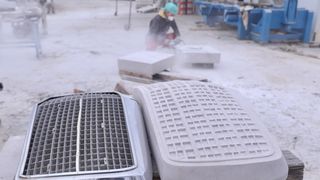 Mladi europski kipari stigli u Imotski, punom parom rade spomenik kultnom Mercedesu Mladi europski kipari stigli u Imotski, punom parom rade spomenik kultnom Mercedesu