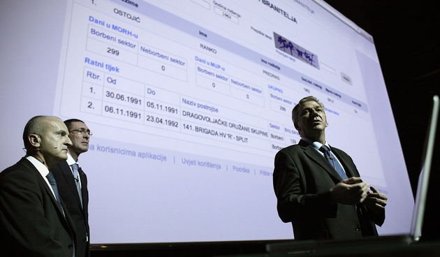 Zagreb, 191212.
Ministar branitelja Predrag Matic predstavio je Registar hrvatskih branitelja iz Domovinskog rata u Muzeju suvremene umjetnosti.
Na fotografiji: ministri Predrag Matic, Ante Kotromanovic i Ranko Ostojic objavili su javnosti svoj ratni put.