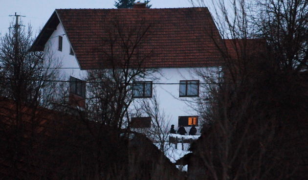 Rakovica, 050313.
Pave Spoljaric zabarikadirao se u prizemlju obiteljske kuce u Rakovici iz koje puca. Pripadnici specijalne policije drze ga u okruzenju.
Na fotografiji: Kuca Pave Spoljarica u okruzenju specijalaca.
Foto: Robert Fajt / CROPIX