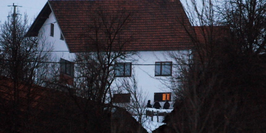 Rakovica, 050313.
Pave Spoljaric zabarikadirao se u prizemlju obiteljske kuce u Rakovici iz koje puca. Pripadnici specijalne policije drze ga u okruzenju.
Na fotografiji: Kuca Pave Spoljarica u okruzenju specijalaca.
Foto: Robert Fajt / CROPIX Rakovica, 050313.
Pave Spoljaric zabarikadirao se u prizemlju obiteljske kuce u Rakovici iz koje puca. Pripadnici specijalne policije drze ga u okruzenju.
Na fotografiji: Kuca Pave Spoljarica u okruzenju specijalaca.
Foto: Robert Fajt / CROPIX