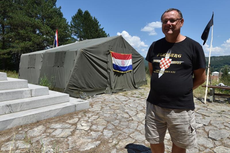 Ugljan: Kod spomenika borcima palim u NOB-u HASP podigao šator