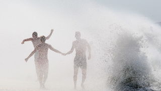 Zadar, 260812
Olujno nevrijeme sa jakim zapadnim vjetrom zahvatilo je u ranim popodnevnim satima zadarsko podrucje na radost brojnih turista i Zadrana koji su uzivali u prekrasnim prizorima, ali isto tako i na nesrecu mnogih nauticara kojima je ovakva olu