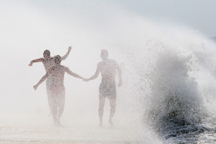 Zadar, 260812
Olujno nevrijeme sa jakim zapadnim vjetrom zahvatilo je u ranim popodnevnim satima zadarsko podrucje na radost brojnih turista i Zadrana koji su uzivali u prekrasnim prizorima, ali isto tako i na nesrecu mnogih nauticara kojima je ovakva olu