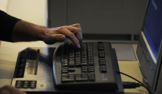 Sibenik ,180113.
U gradskoj knjiznici Juraj Sizgoric zapocelo je obucavanje slijepih i slabovidnih osoba za rad na racunalu koje je prilagodjeno takvim osobama. Obuku ce voditi Denis Rudic, djelatnik Sveucilisne knjiznice Zadar a sve troskove podmiriti ce