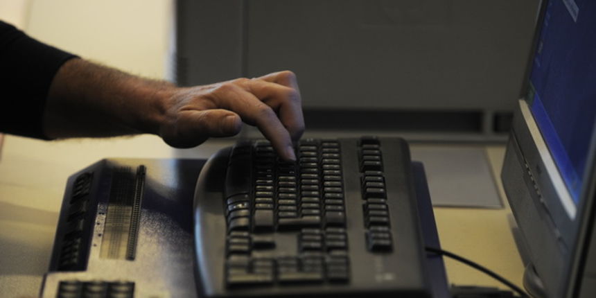 Sibenik ,180113.
U gradskoj knjiznici Juraj Sizgoric zapocelo je obucavanje slijepih i slabovidnih osoba za rad na racunalu koje je prilagodjeno takvim osobama. Obuku ce voditi Denis Rudic, djelatnik Sveucilisne knjiznice Zadar a sve troskove podmiriti ce Sibenik ,180113.
U gradskoj knjiznici Juraj Sizgoric zapocelo je obucavanje slijepih i slabovidnih osoba za rad na racunalu koje je prilagodjeno takvim osobama. Obuku ce voditi Denis Rudic, djelatnik Sveucilisne knjiznice Zadar a sve troskove podmiriti ce