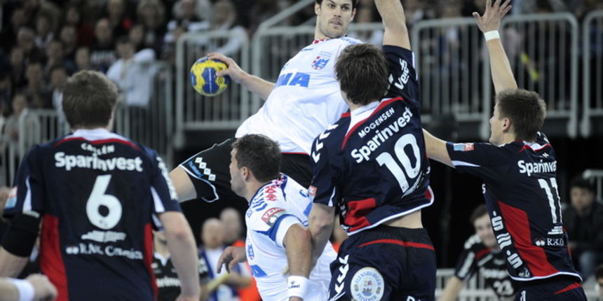 Zagreb, 281110. Rukometna liga prvaka. 6. kolo, grupa D. Trenutno se u Areni Zagreb odigrava 6. kolo grupe D rukometne Lige prvaka izmedju domacina RK Croatia osiguranje Zagreb i gosta, njemackog RK Flensburg-Handewitt. Na slici: igrac RK Zagreb Tonci Val