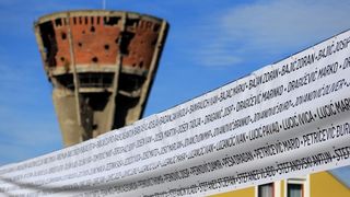 Na Mitnici postavljen banner dužine 210 metara s imenima heroja Vukovara, Foto: Davor Javorović/PIXSELL Na Mitnici postavljen banner dužine 210 metara s imenima heroja Vukovara, Foto: Davor Javorović/PIXSELL